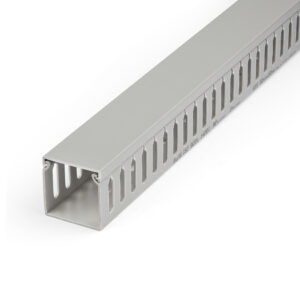 StarTech.com Kabelgoot met Open Sleuven en Deksel, 50mm B x 50mm H 2m L 8mm Sleuven PVC Draadgoot / Muurlijst voor Netwerk Kabel