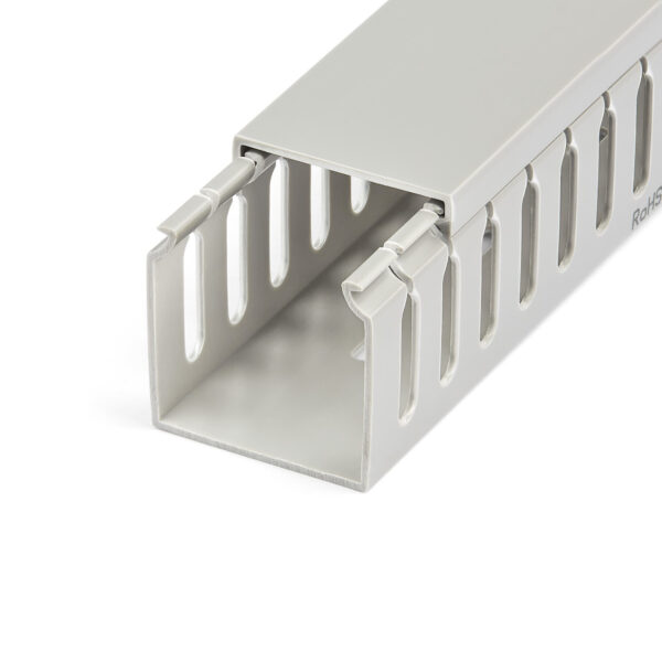 StarTech.com Kabelgoot met Open Sleuven en Deksel, 50mm B x 50mm H 2m L 8mm Sleuven PVC Draadgoot / Muurlijst voor Netwerk Kabel - Afbeelding 3