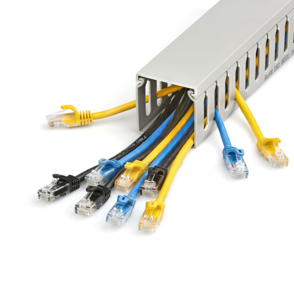 StarTech.com Kabelgoot met Open Sleuven en Deksel, 50mm B x 50mm H 2m L 8mm Sleuven PVC Draadgoot / Muurlijst voor Netwerk Kabel - Afbeelding 4