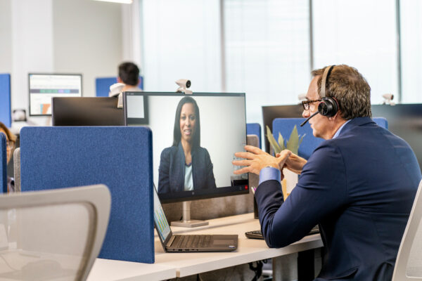 POLY Voyager 4320-M Microsoft Teams Certified Headset + BT700 dongle + oplaadstatief - Afbeelding 4