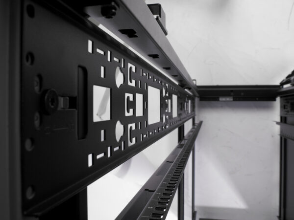 APC AR3100 NetShelter SX 42U 600mm(b) x 1070mm(d) 19" IT rack, behuizing met zijpanelen, zwart - Afbeelding 4
