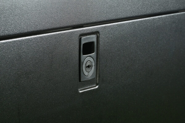 APC AR3100 NetShelter SX 42U 600mm(b) x 1070mm(d) 19" IT rack, behuizing met zijpanelen, zwart - Afbeelding 25