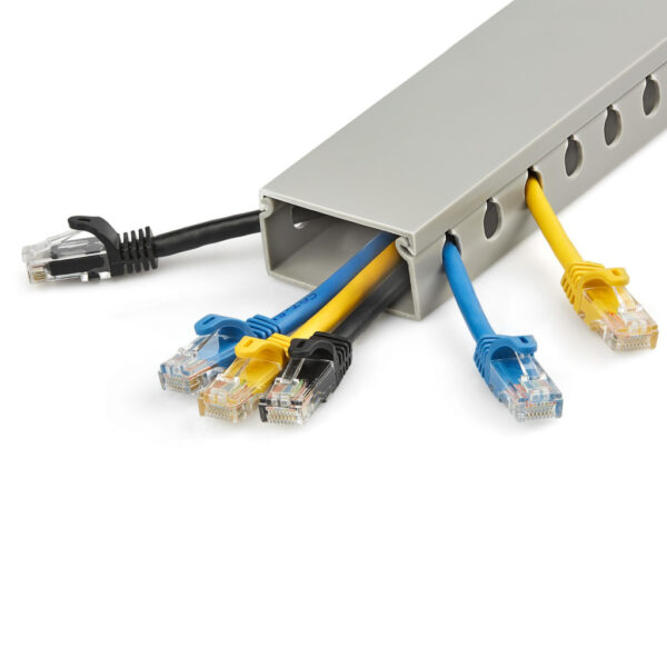 StarTech.com Kabelgoot met Open Sleuven en Deksel, 50mm B x 25mm H 2m L 8mm Sleuven PVC Draadgoot / Muurlijst voor Netwerk Kabel - Afbeelding 3