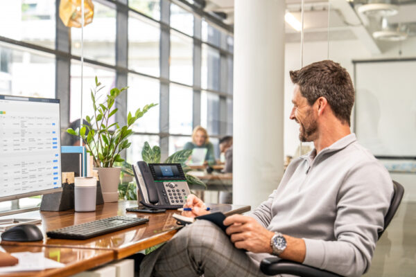 POLY Edge E550 IP-telefoon met PoE-ondersteuning - Afbeelding 4
