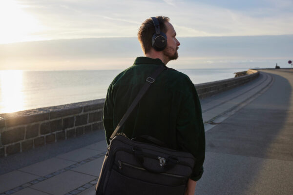 POLY Voyager Surround 85 UC USB-C-headset + USB-C/A-adapter + oplaadstandaard - Afbeelding 9