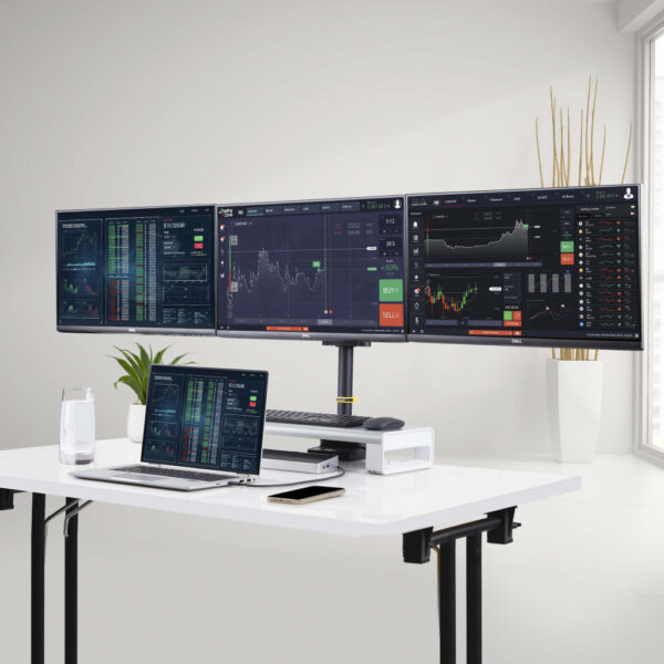 StarTech.com Triple Monitor Arm voor Bureau, Tot Drie 27inch Schermen, VESA 75x75/100x100, Instelling zonder Gereedschap, C-klem - Afbeelding 12