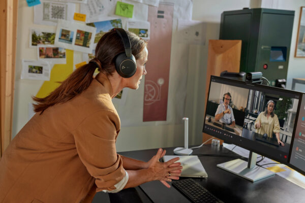 POLY Voyager Surround 85 UC USB-C-headset + USB-C/A-adapter + oplaadstandaard - Afbeelding 8