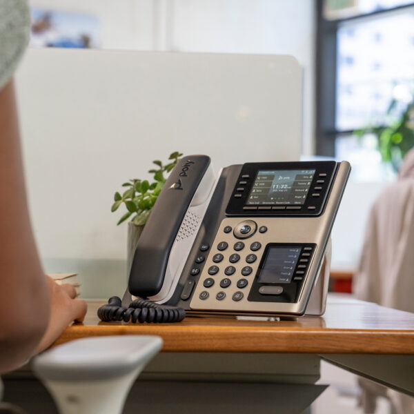 POLY Edge E400 IP-telefoon met PoE-ondersteuning - Afbeelding 9