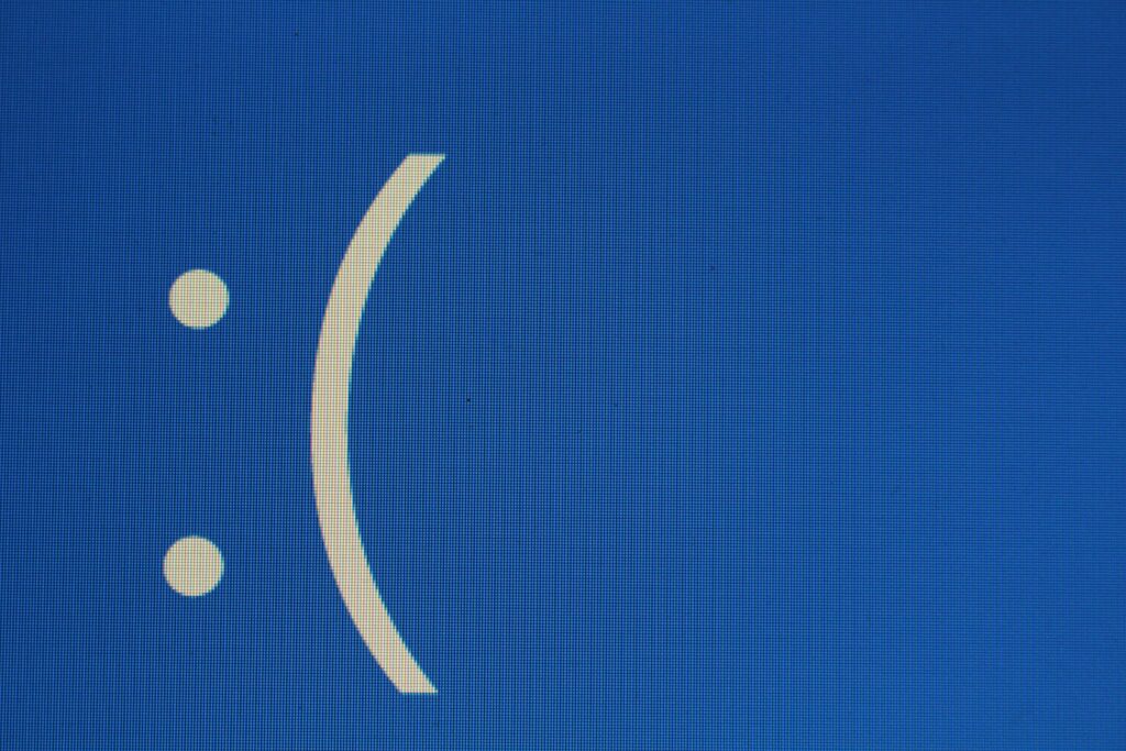 Blauw scherm met verdrietige smiley, indicatie van een Windows-systeemfout