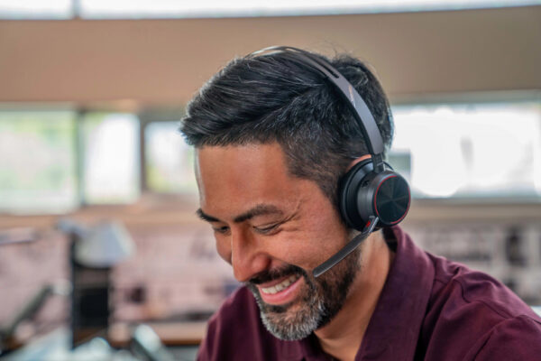 POLY Voyager Focus 2 USB-C-C Headset +USB-C/A Adapter +Charging Stand - Afbeelding 8