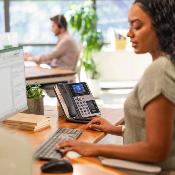 POLY Edge E450 IP-telefoon met PoE-ondersteuning - Afbeelding 6