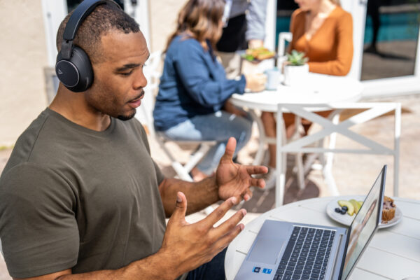 POLY Voyager Surround 80 UC USB-C Headset + USB-C/A-adapter - Afbeelding 11