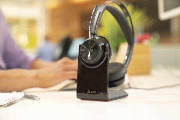 POLY Voyager Focus 2 Microsoft Teams Certified USB-C-C Headset +USB-C/A Adapter +Charging Stand - Afbeelding 7