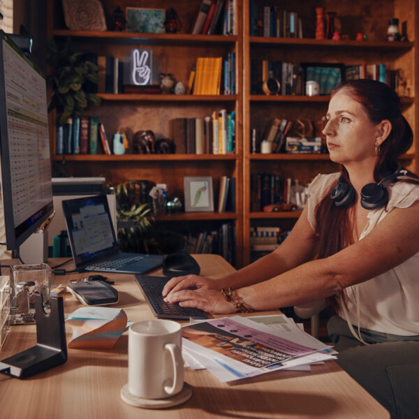 POLY Voyager Focus 2 Microsoft Teams Certified USB-C-C Headset +USB-C/A Adapter - Afbeelding 2