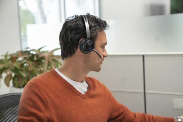 POLY Voyager Focus 2 USB-C-C Headset +USB-C/A Adapter - Afbeelding 9
