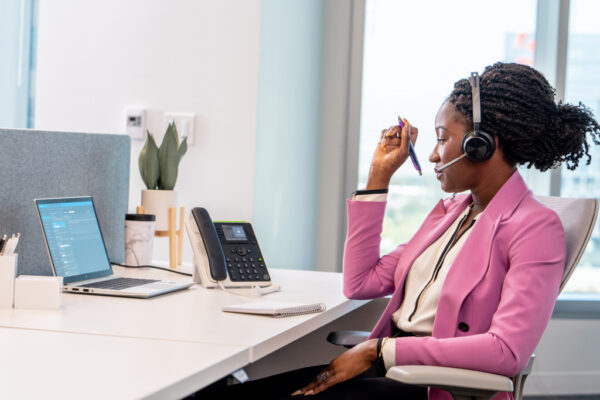 Poly Edge E220 IP-telefoon met PoE-ondersteuning - Afbeelding 4