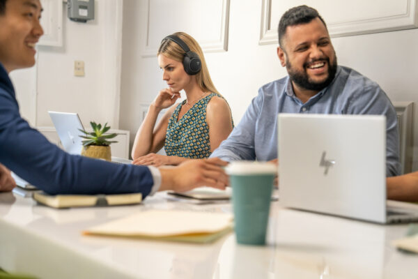 HP Poly Voyager Surround 80 UC Microsoft Teams Certified USB-C Headset + USB-C/A-adapter - Afbeelding 7