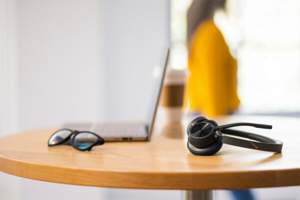 POLY Voyager 4320 USB-C Headset + BT700 dongle - Afbeelding 2