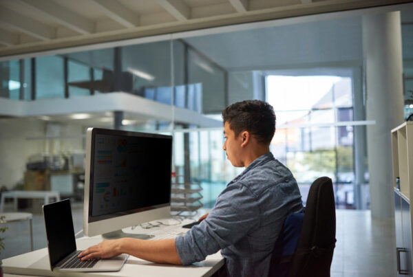 3M Privacy Filter voor 24in Volledig Scherm Monitor met COMPLY™ Magnetische Bevestiging, 16:10, PF240W1EM - Afbeelding 3