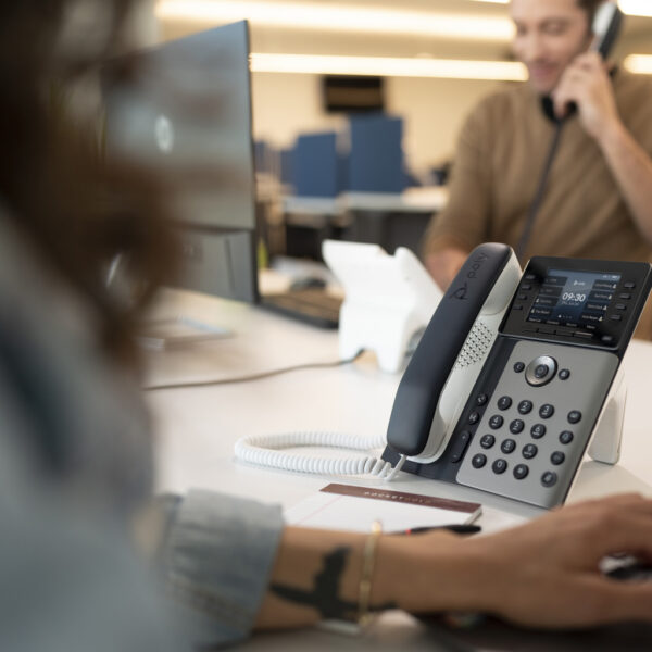 Poly Edge E300 IP-telefoon met PoE-ondersteuning - Afbeelding 3