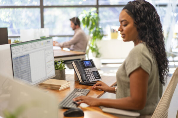 Poly Edge E450 IP-telefoon met PoE-ondersteuning - Afbeelding 4