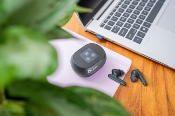 Poly Voyager Free 60+ UC M Carbon Black Earbuds + BT700 USB-C-adapter + oplaadcase met touchscreen - Afbeelding 2