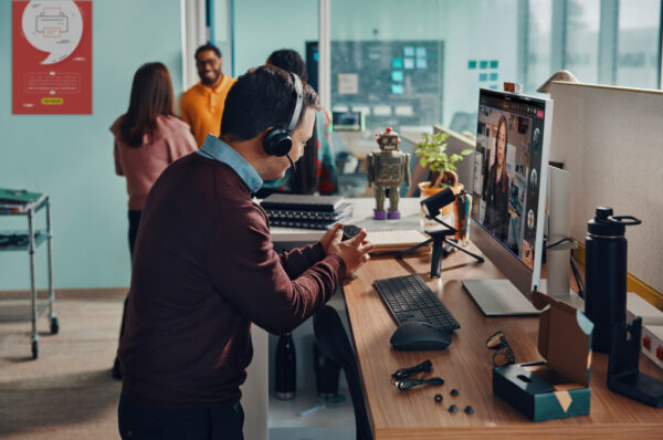POLY Voyager Focus 2 USB-C-C Headset +USB-C/A Adapter +Charging Stand - Afbeelding 8