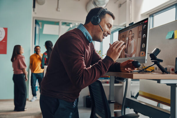 POLY Voyager Focus 2 USB-C-C Headset +USB-C/A Adapter - Afbeelding 11