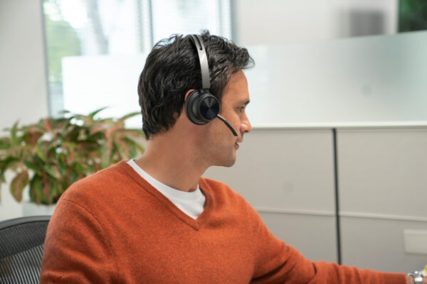 POLY Voyager Focus 2 USB-C-C Headset +USB-C/A Adapter - Afbeelding 5