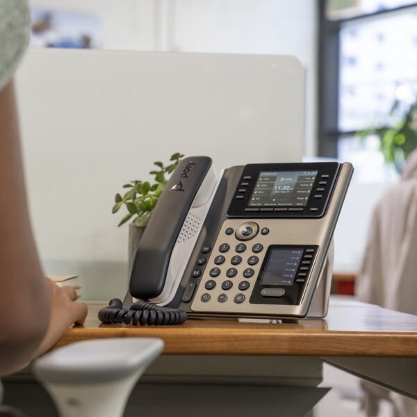 Poly Edge E400 IP-telefoon met PoE-ondersteuning - Afbeelding 2