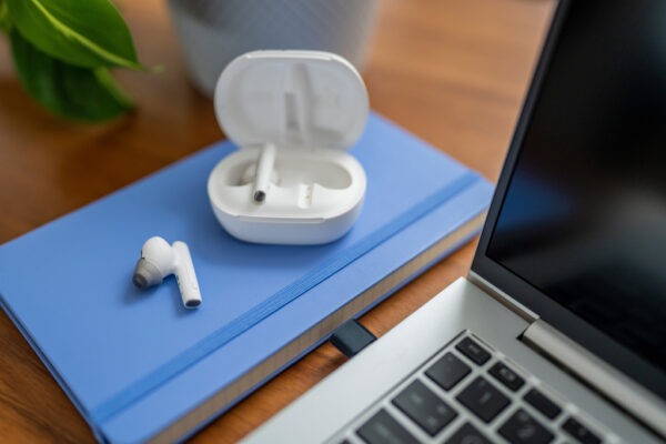 POLY Voyager Free 60/60+ witte oordopjes (2 stuks) - Afbeelding 6